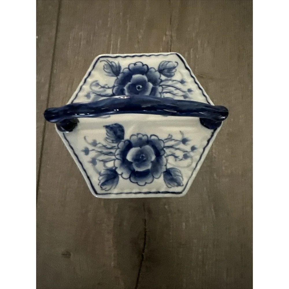 VTG BLUE & WHITE LIDDED DRESSER JAR MADE IN THAILAND‎ FLORAL TRINKET JEWELRY BOX